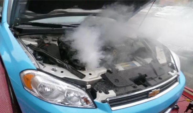 עשן עולה מבית מנוע של רכב כחול